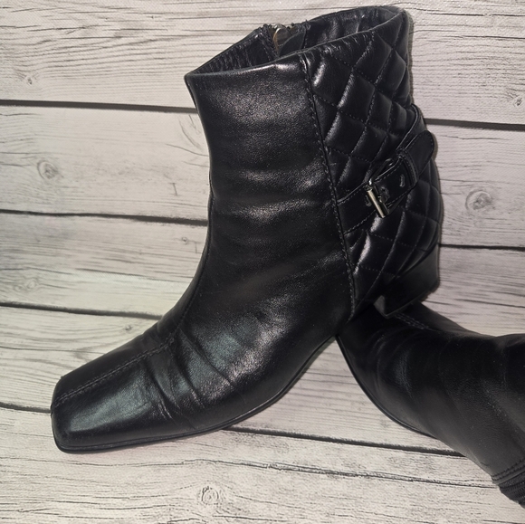 Sesto Meucci Black Leather Quilted Ankle Boots Women’s 8 Low Heel - Picture 10 of 13